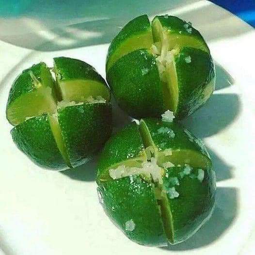CORTA 1 LIMÓN EN 4 PARTES Y AGREGA SAL. ESTE TRUCO CAMBIARÁ TU VIDA. BIENESTAR. FB IMG 1685987905088
